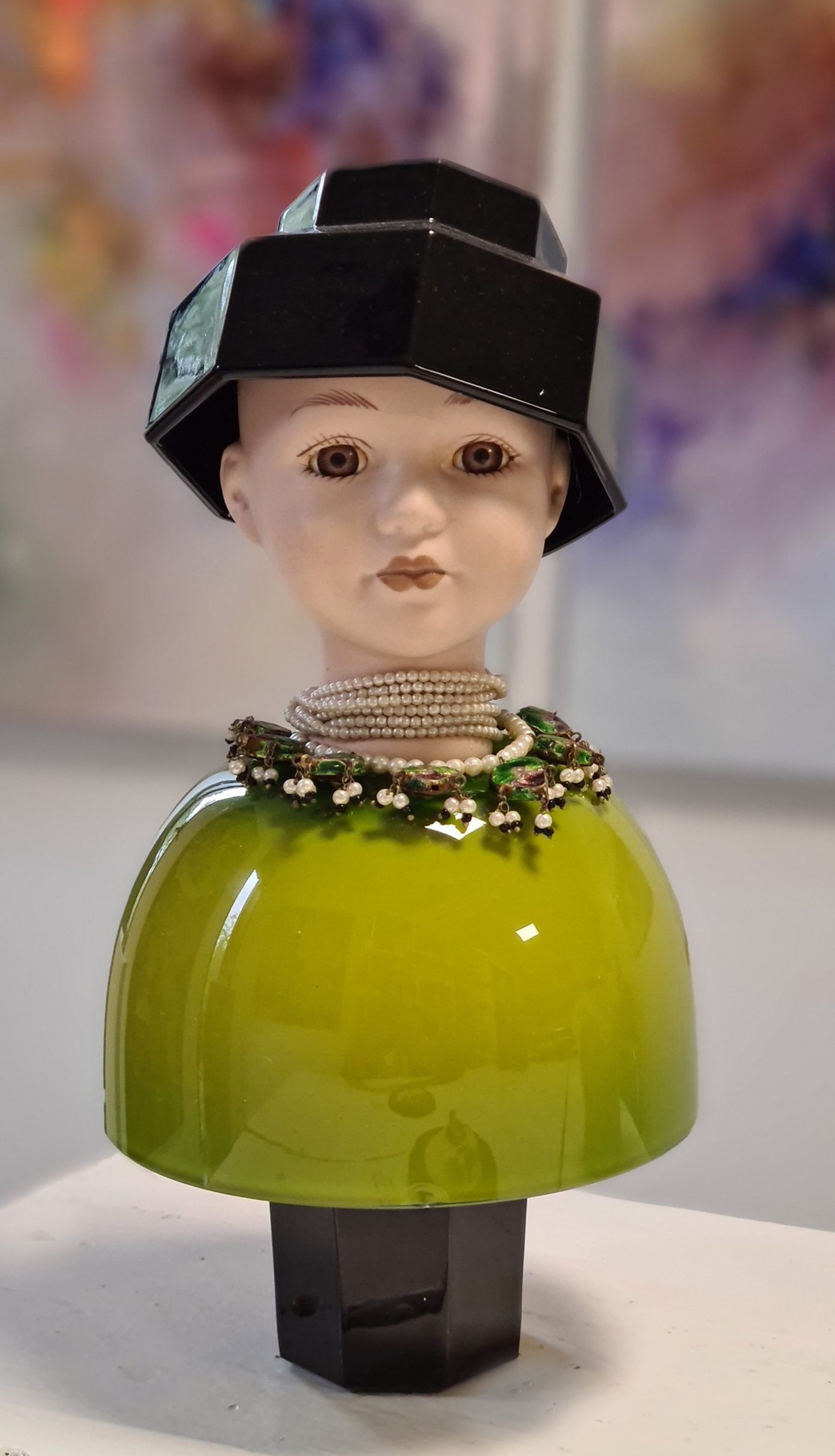 Kunst: Girl with the green dress and pearl necklace van kunstenaar Frida Badoux