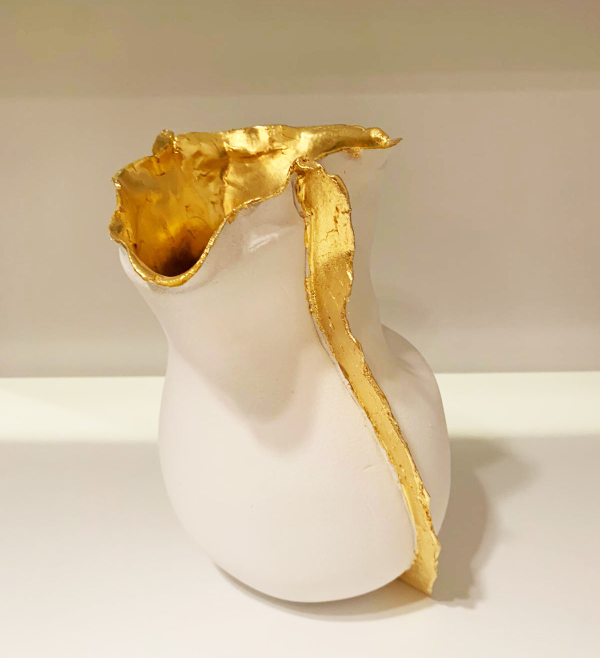 Kunst: Melting Vase (gold stripe) van kunstenaar Mo Cornelisse