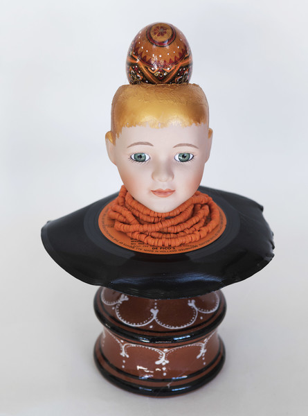 Kunst: Disc girl with orange necklace van kunstenaar Frida Badoux