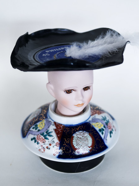 Kunst: Disc with feather van kunstenaar Frida Badoux
