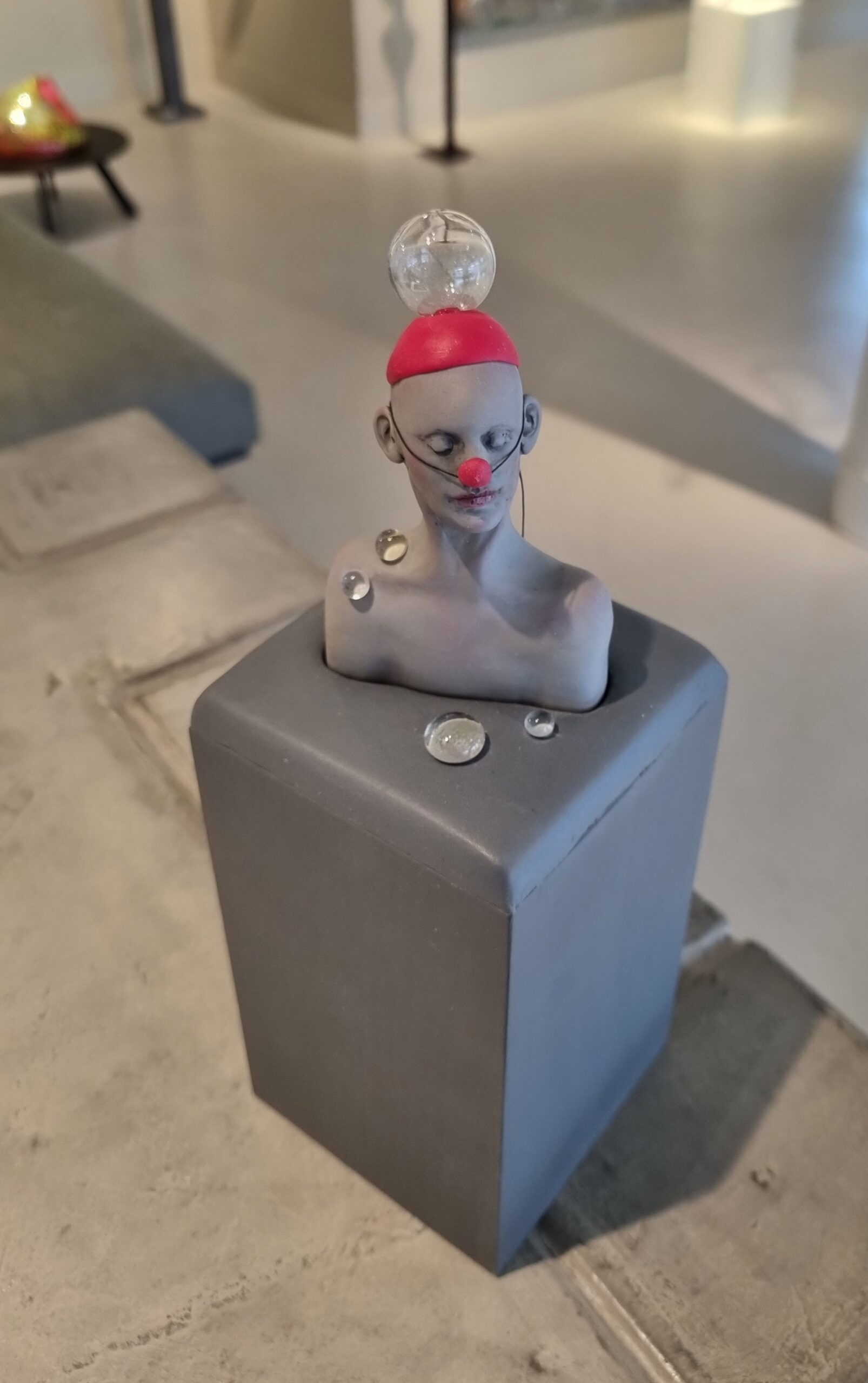 Kunst: Clowntje heeft een rode neus van kunstenaar Saskia Hoeboer