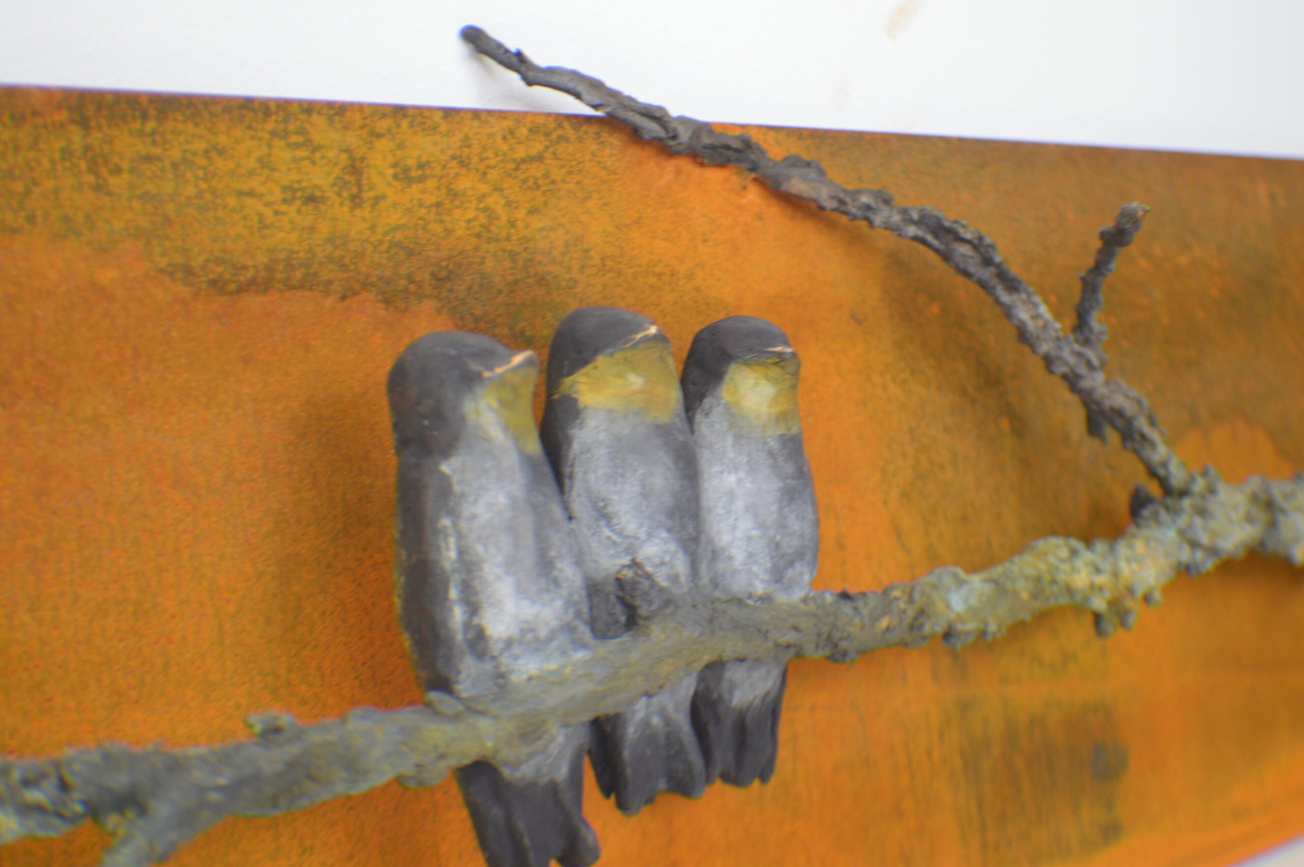 Kunst: 3 jonge zwaluwen op tak van kunstenaar Chris Gadiot