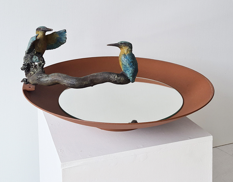 Kunst: IJsvogels op waterschaal van kunstenaar Chris Gadiot
