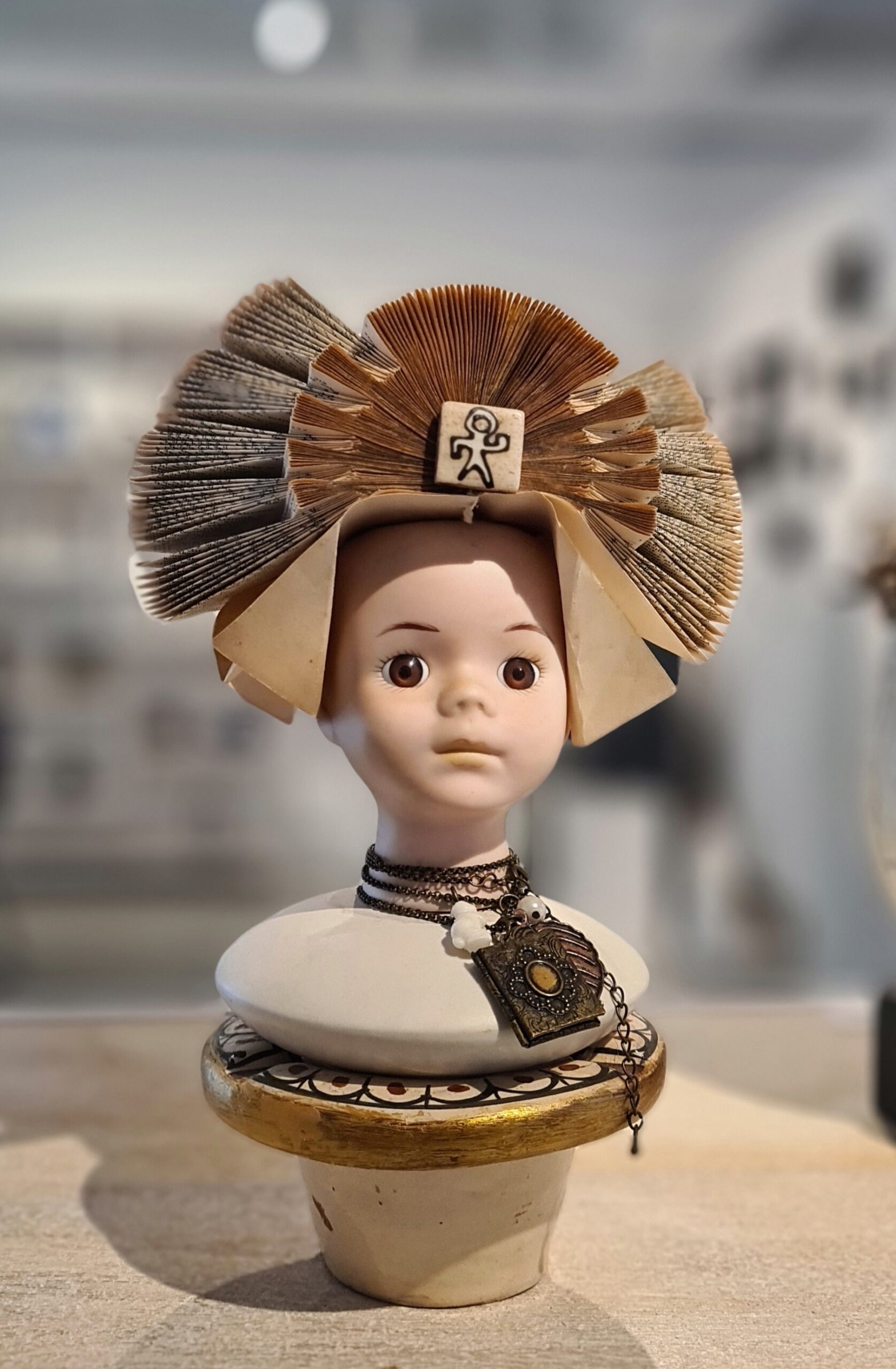 Kunst: Girl with the paper crown van kunstenaar Frida Badoux