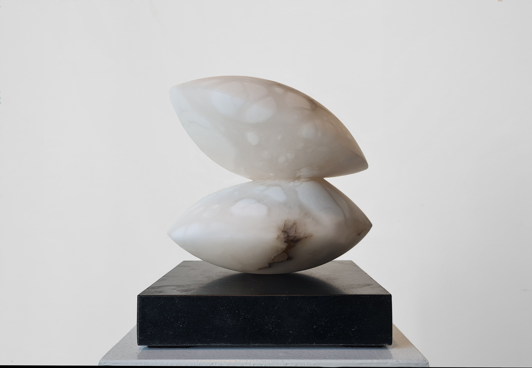 Kunst: 2 Piedras alabastro blanco van kunstenaar Angelo Moyano