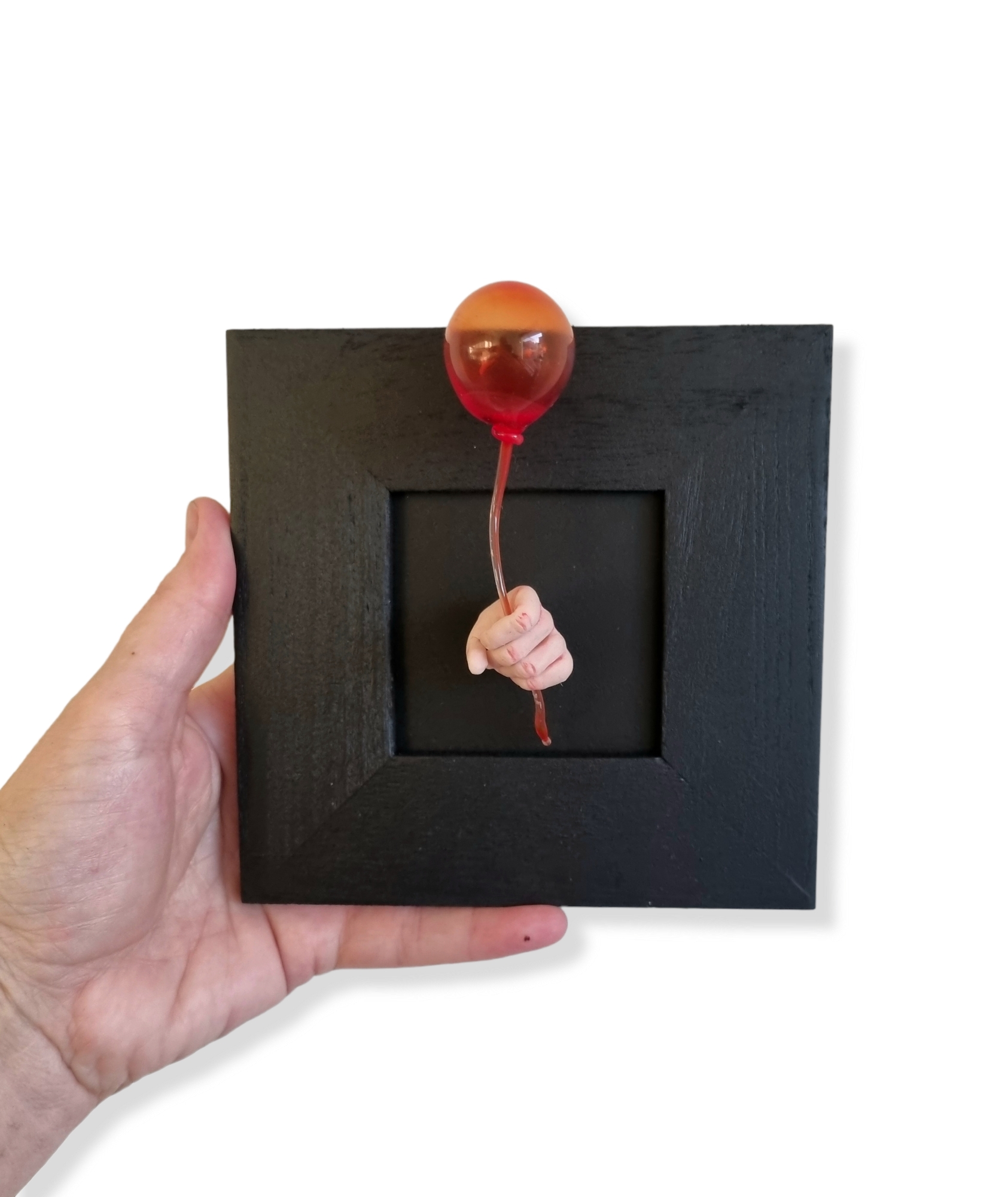 Kunst: rode ballon van kunstenaar Saskia Hoeboer