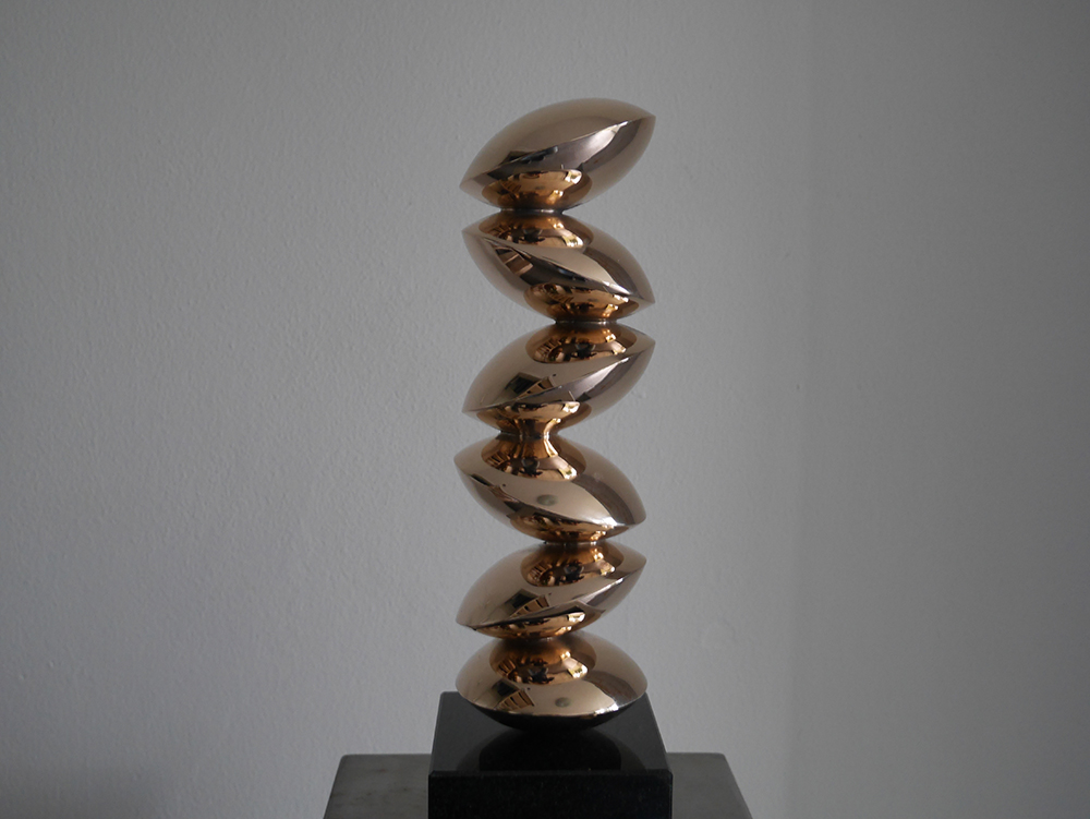 Kunst: Seis Piedras brons van kunstenaar Angelo Moyano