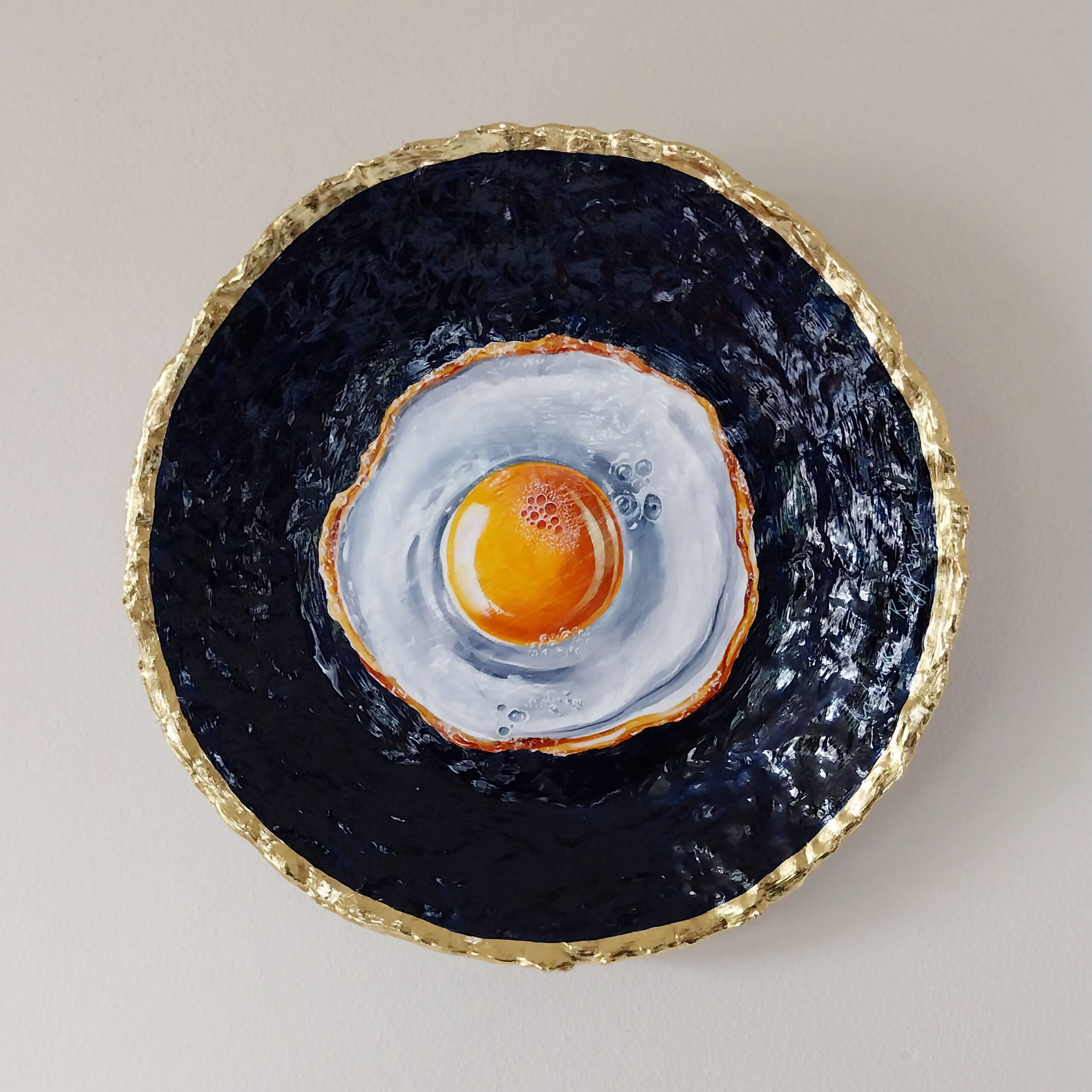 Kunst: gebakken ei diepblauw / oeuf frit blue profond van kunstenaar Katinka Krijgsman