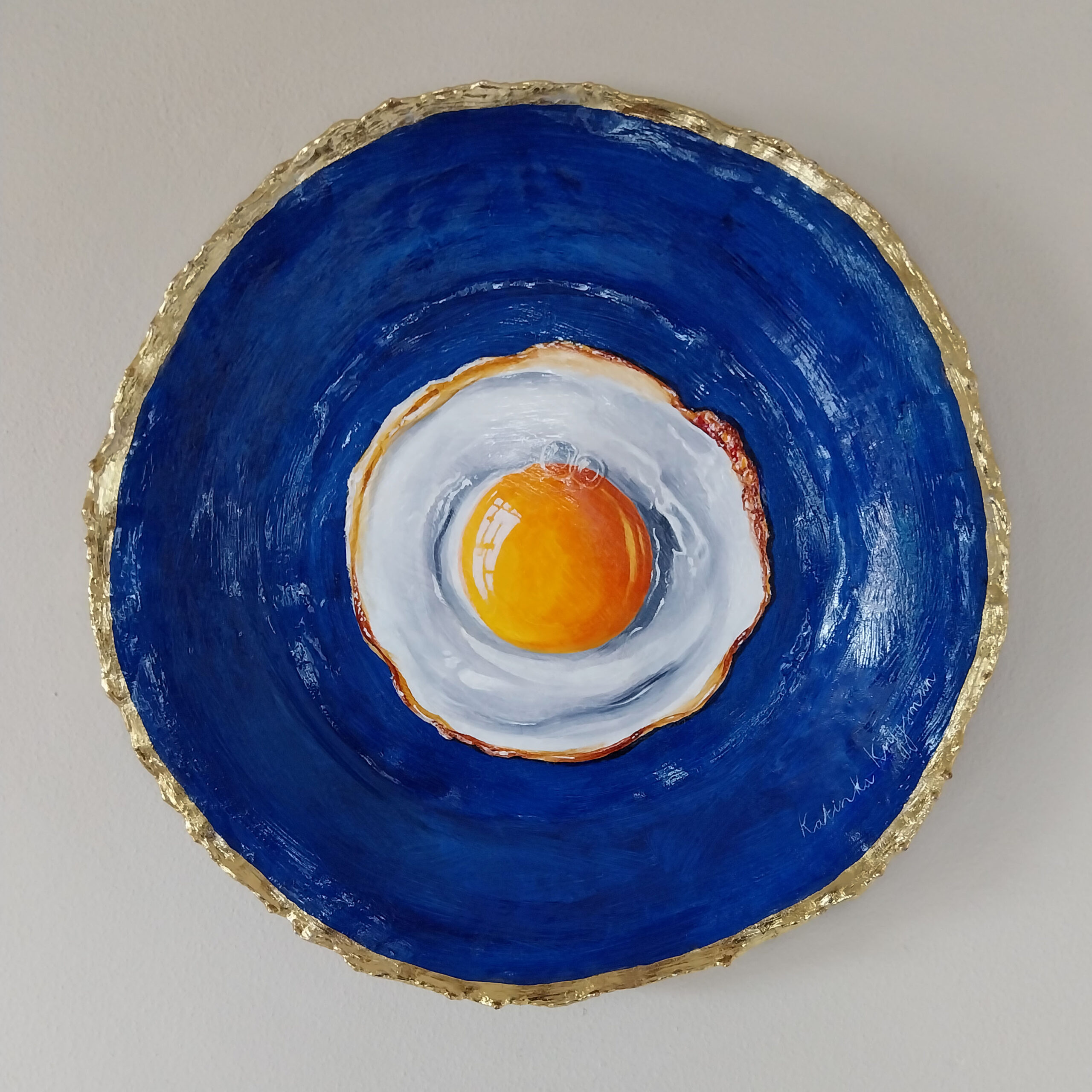 Kunst: gebakken ei ultramarijn / oeuf frit outremer van kunstenaar Katinka Krijgsman