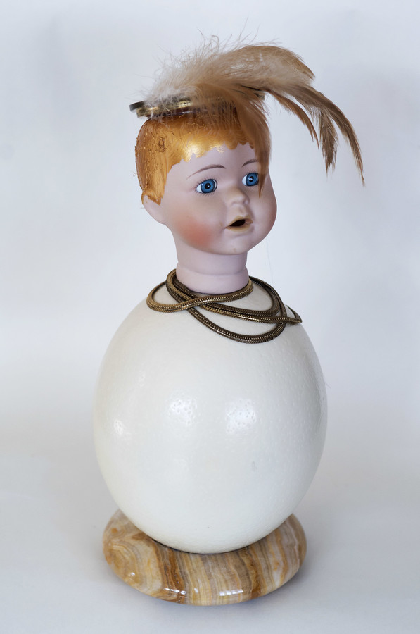 Kunst: Ostrich egg girl on marble foot van kunstenaar Frida Badoux