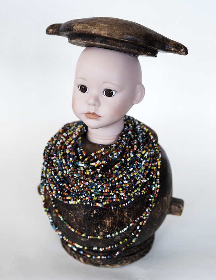Kunst: Boy on wooden jar van kunstenaar Frida Badoux