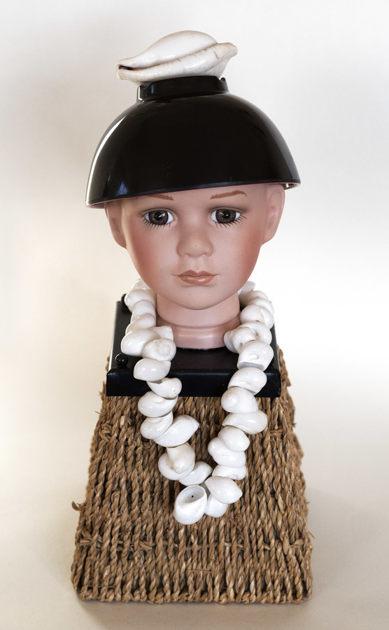 Kunst: Boy with shells van kunstenaar Frida Badoux
