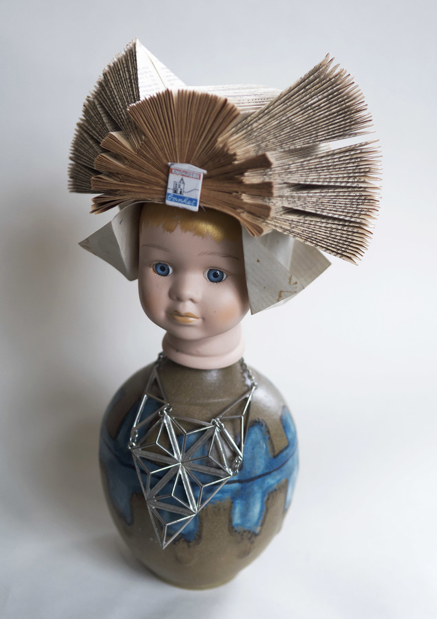 Kunst: Dutch girl blue/grey van kunstenaar Frida Badoux