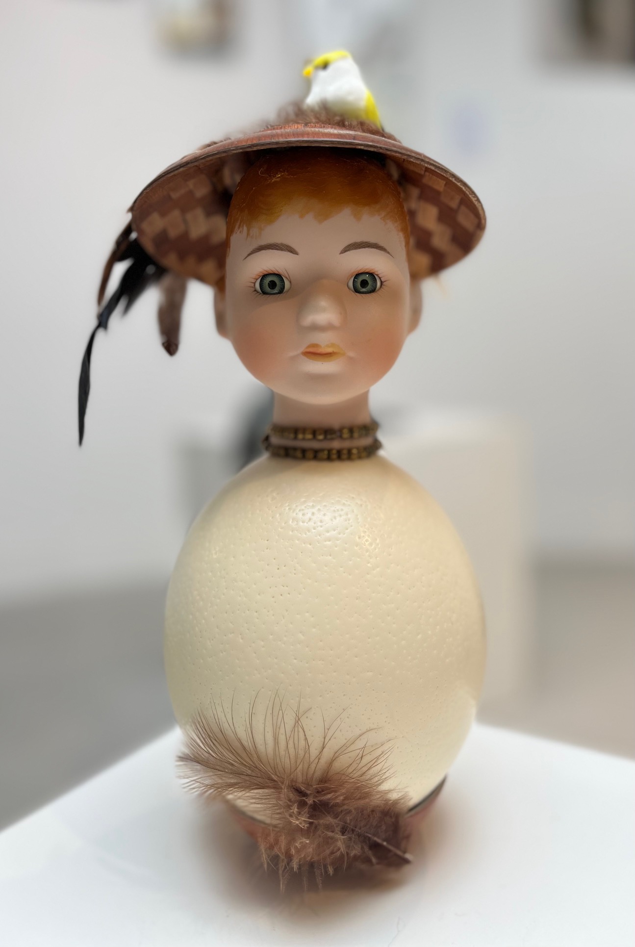 Kunst: Ostrich egg girl with bird van kunstenaar Frida Badoux