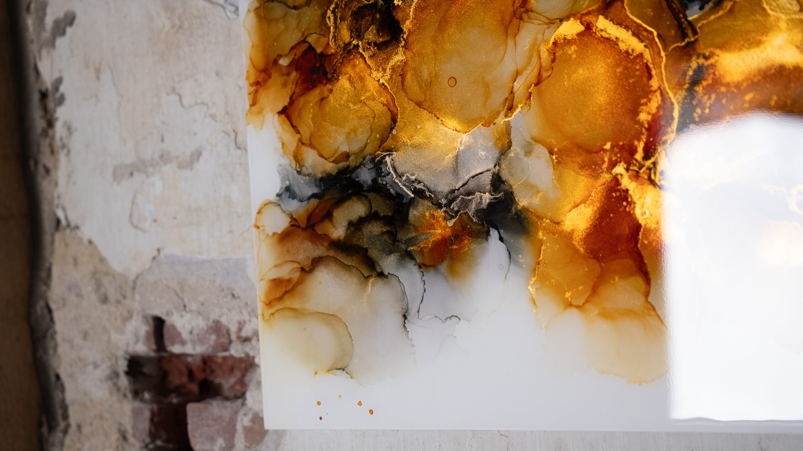Kunst: Flower painting ochre with ink and epoxy van kunstenaar Stephanie van der Beek