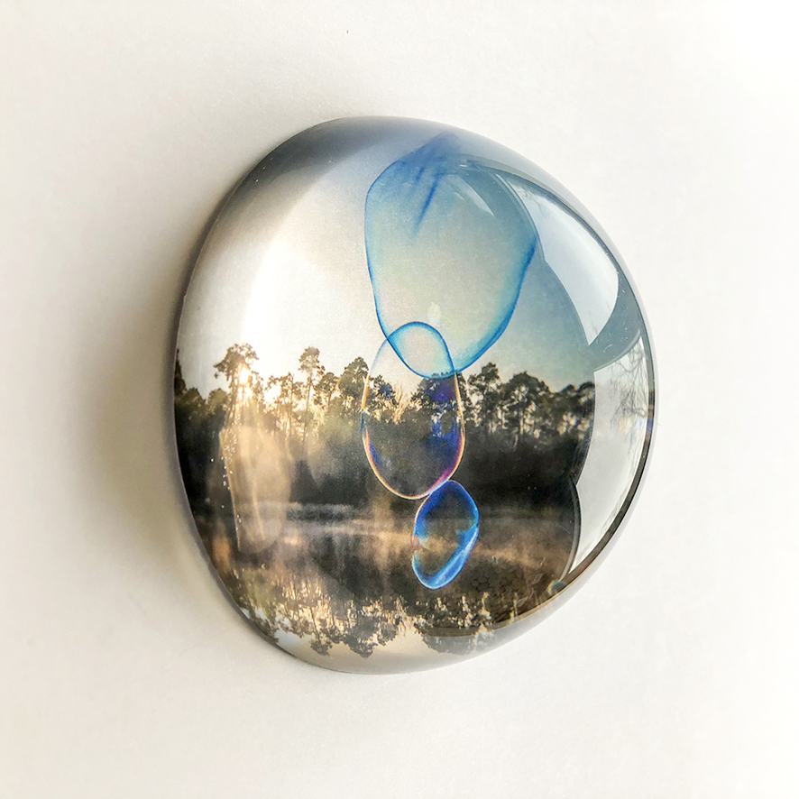 Kunst: glass globe #10 van kunstenaar Noortje Haegens