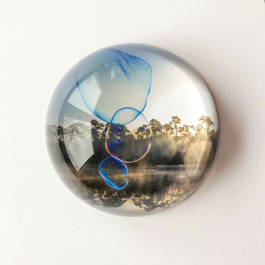 Kunst: glass globe #10 van kunstenaar Noortje Haegens