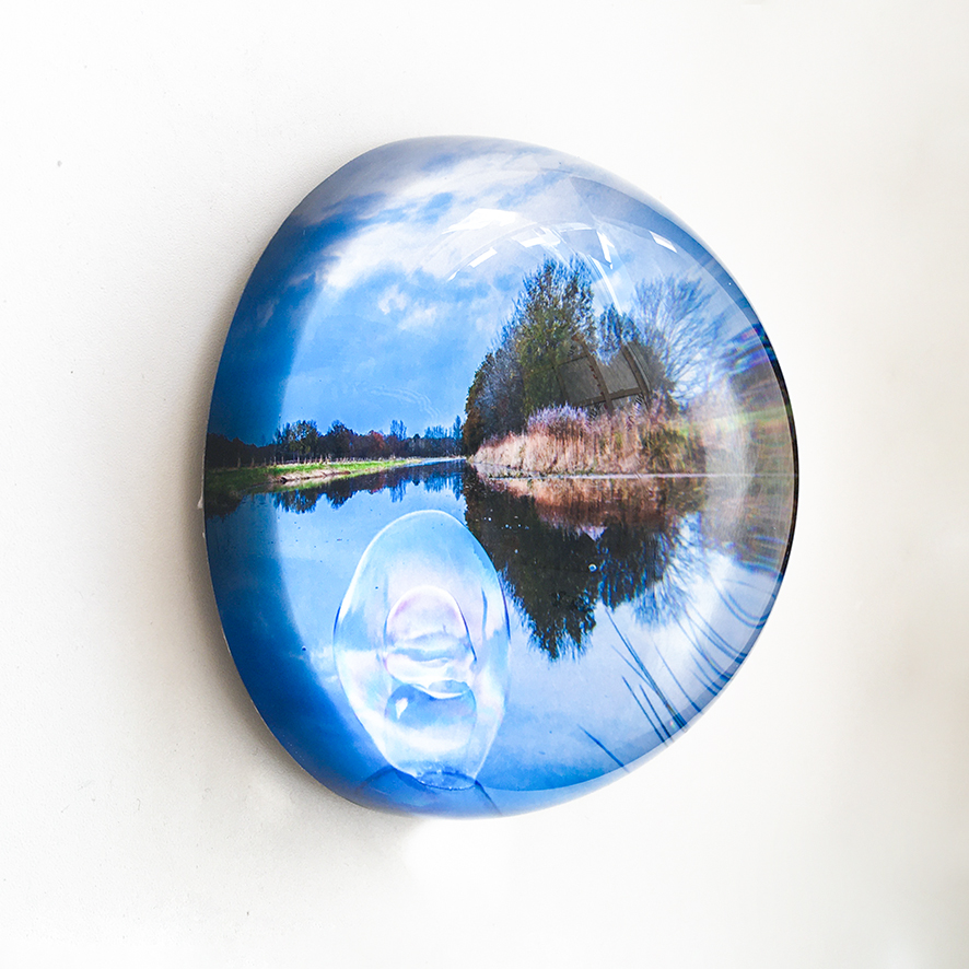 Kunst: glass globe #9 van kunstenaar Noortje Haegens