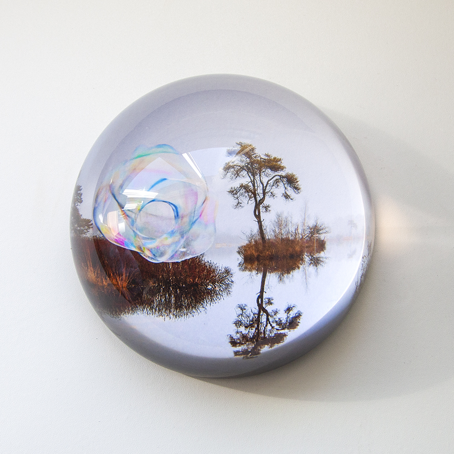 Kunst: glass globe #2 van kunstenaar Noortje Haegens