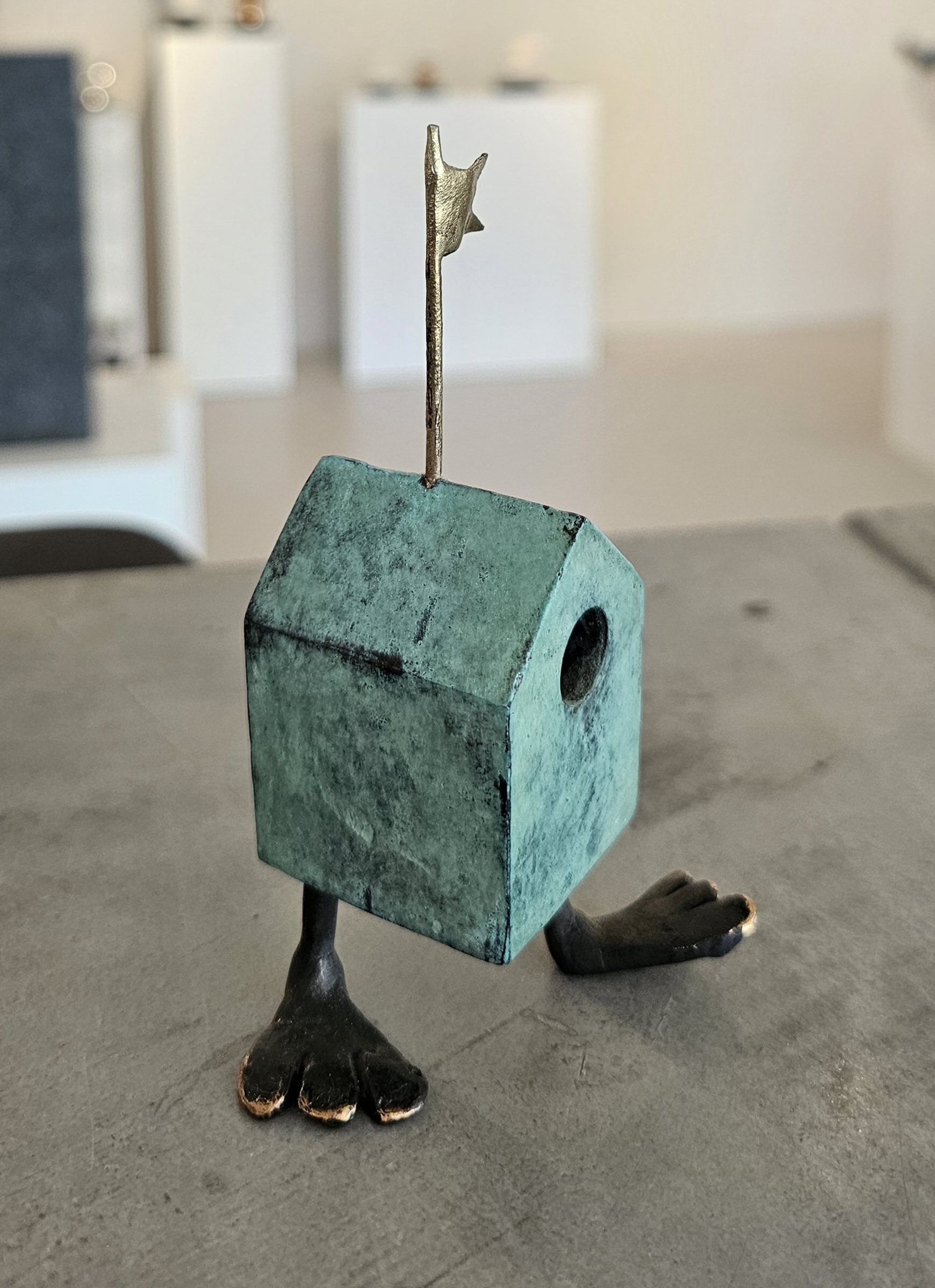 Kunst: ”Vogel-huis” met vlaggetje van kunstenaar Tonny de  Brouwer