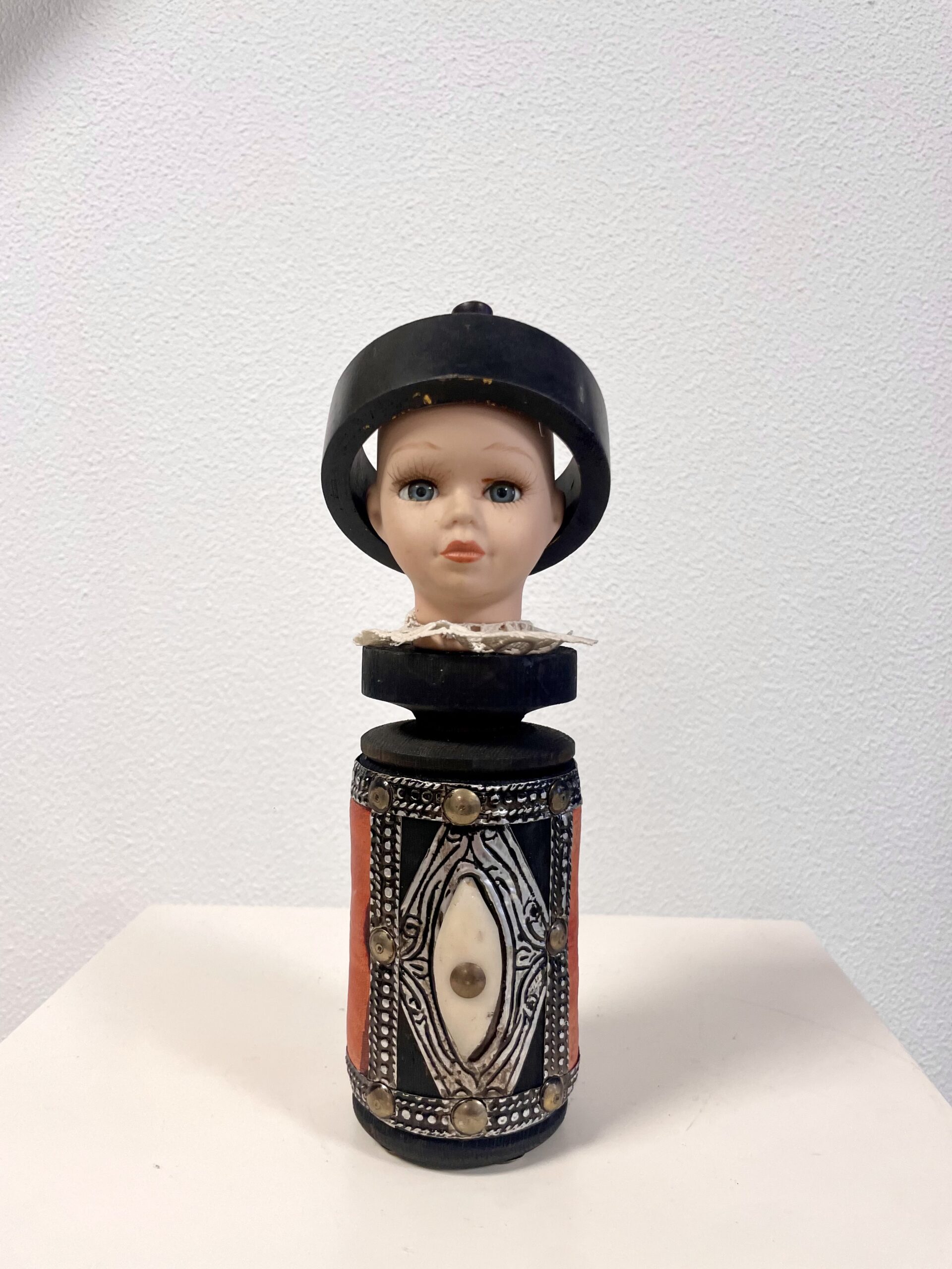 Kunst: Boy with black hat van kunstenaar Frida Badoux