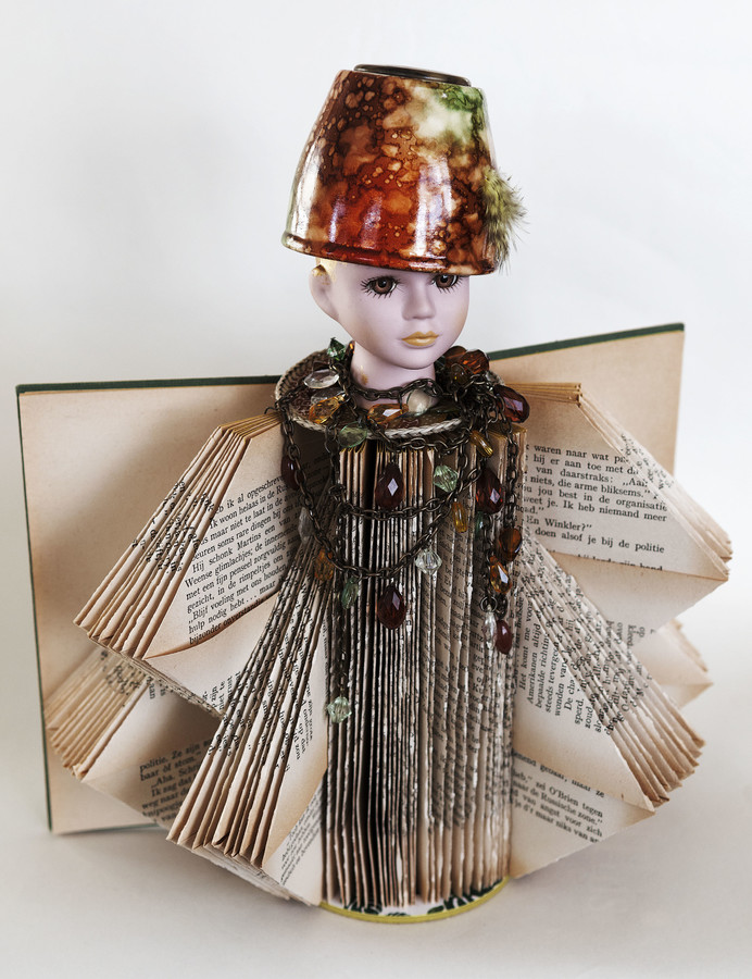 Kunst: Girl with book dress and necklace van kunstenaar Frida Badoux
