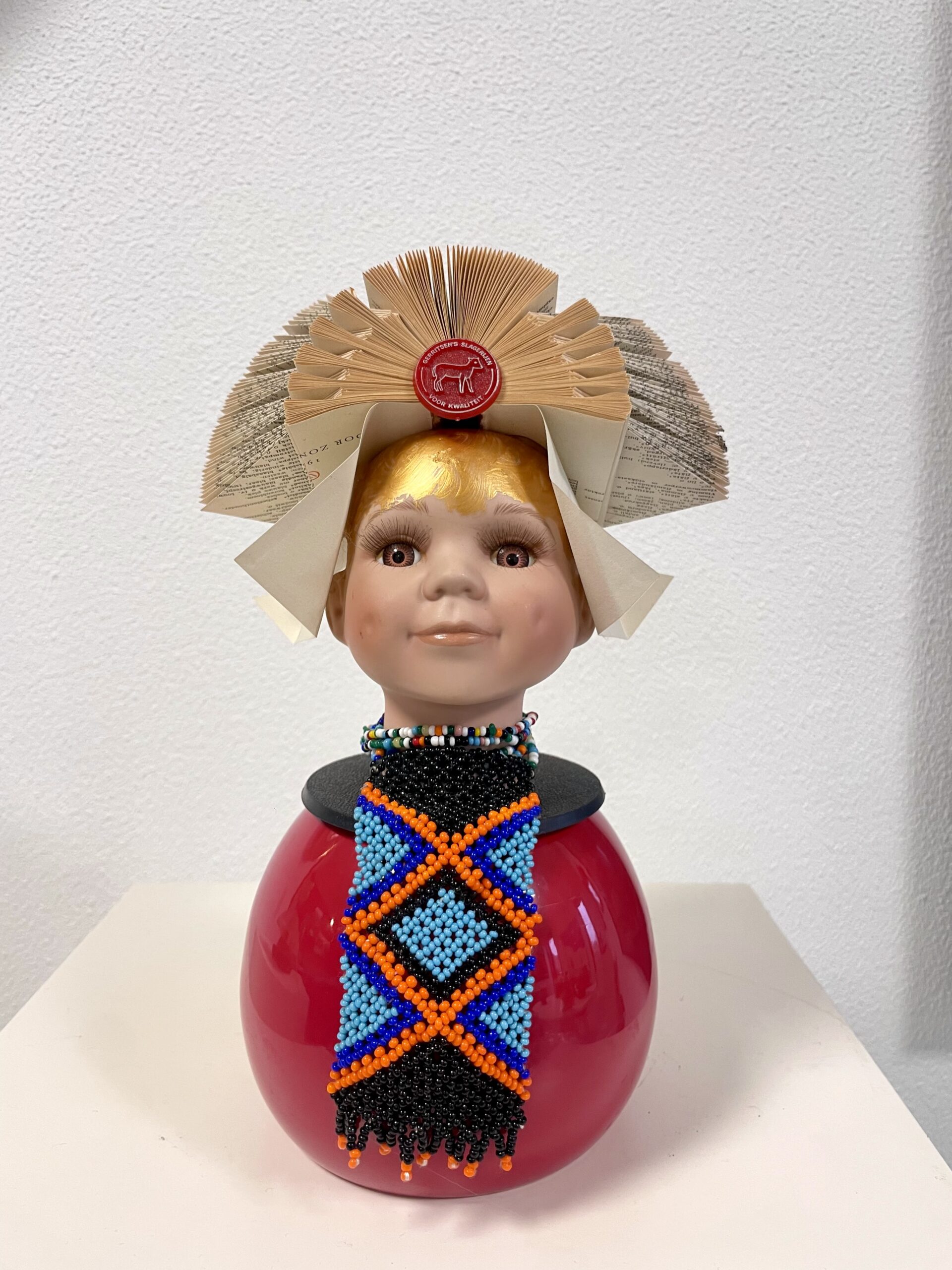 Kunst: Girl with book hat and beads van kunstenaar Frida Badoux
