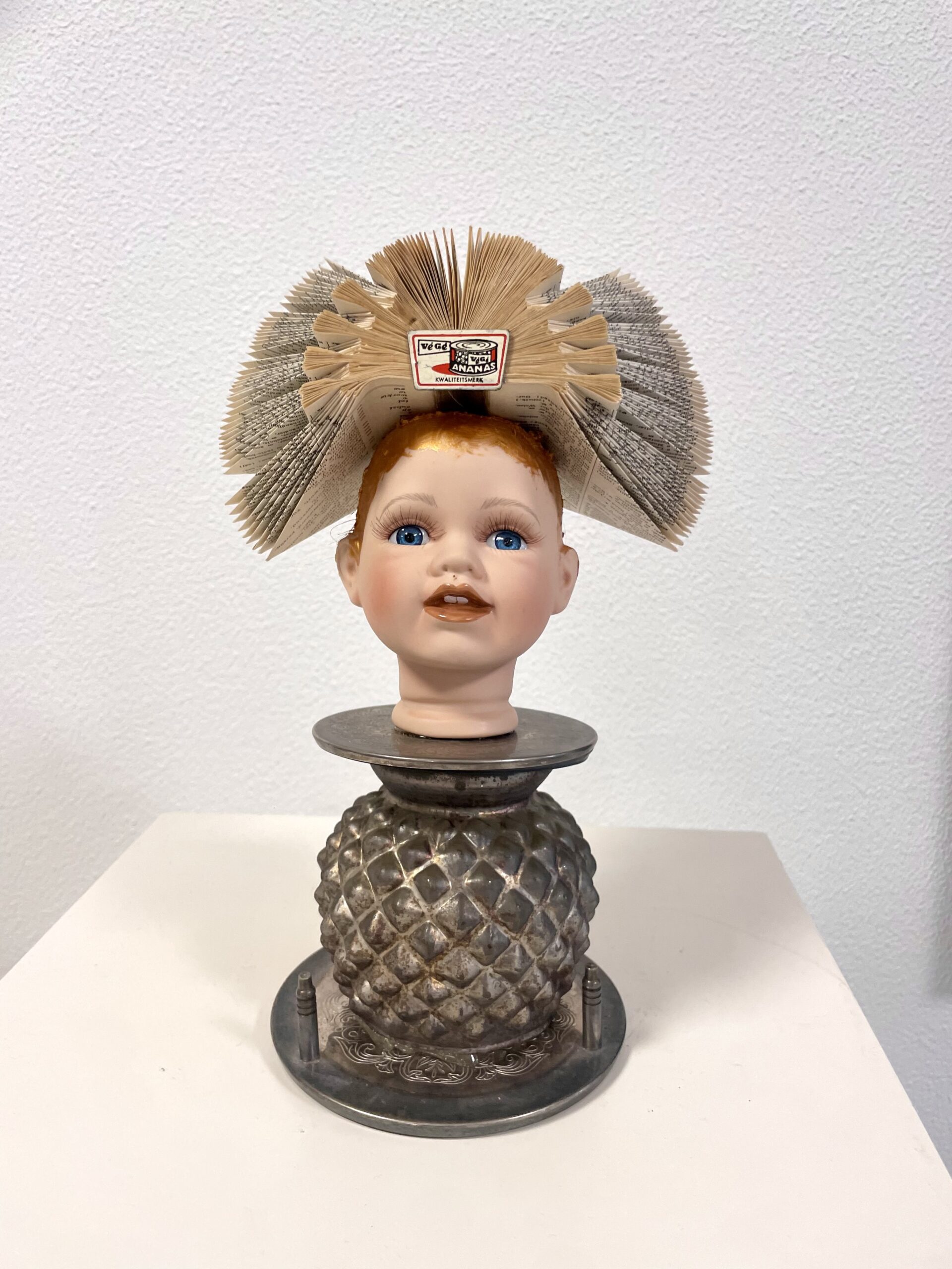 Kunst: Girl with book hat and pineapple van kunstenaar Frida Badoux