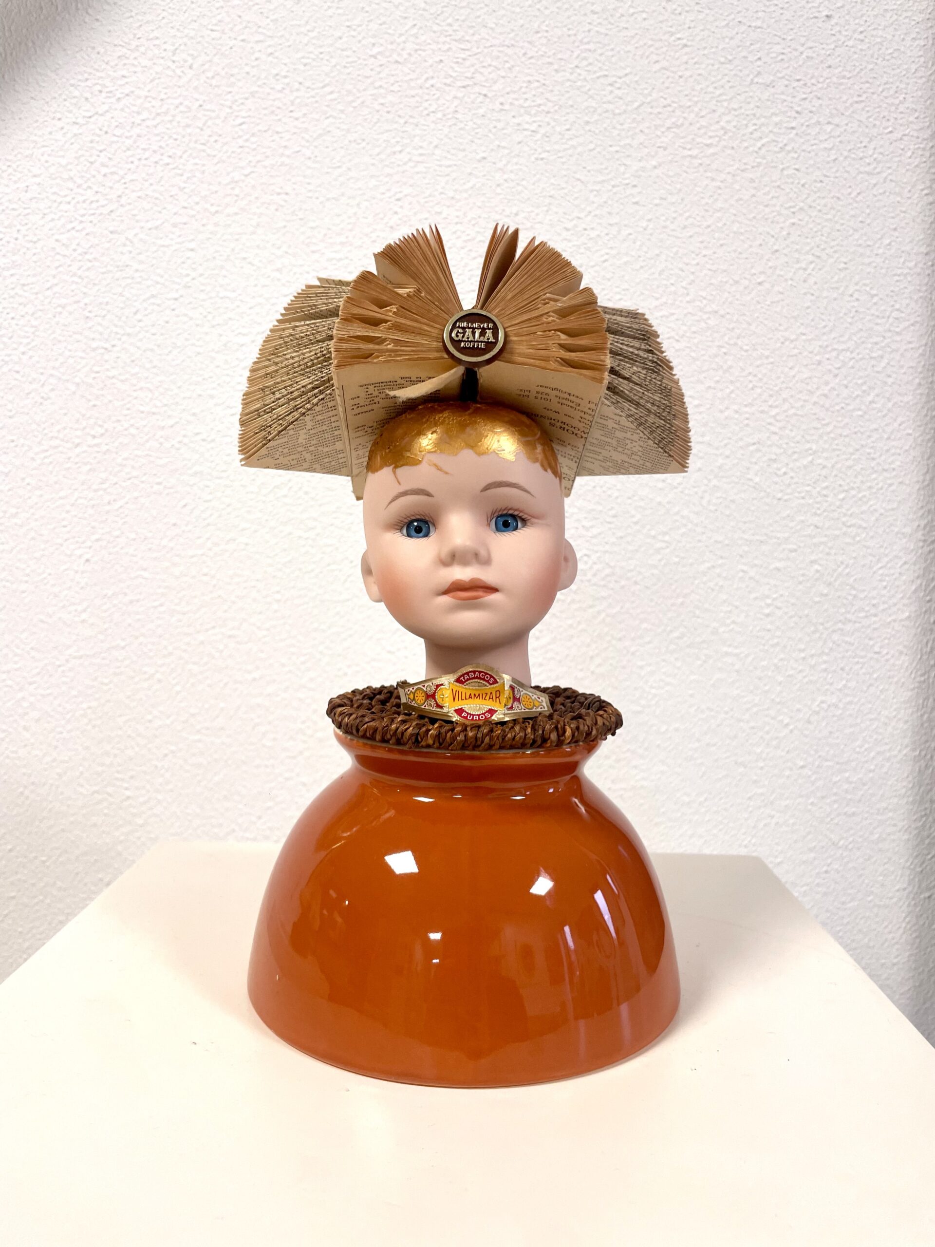 Kunst: Girl with book hat orange van kunstenaar Frida Badoux
