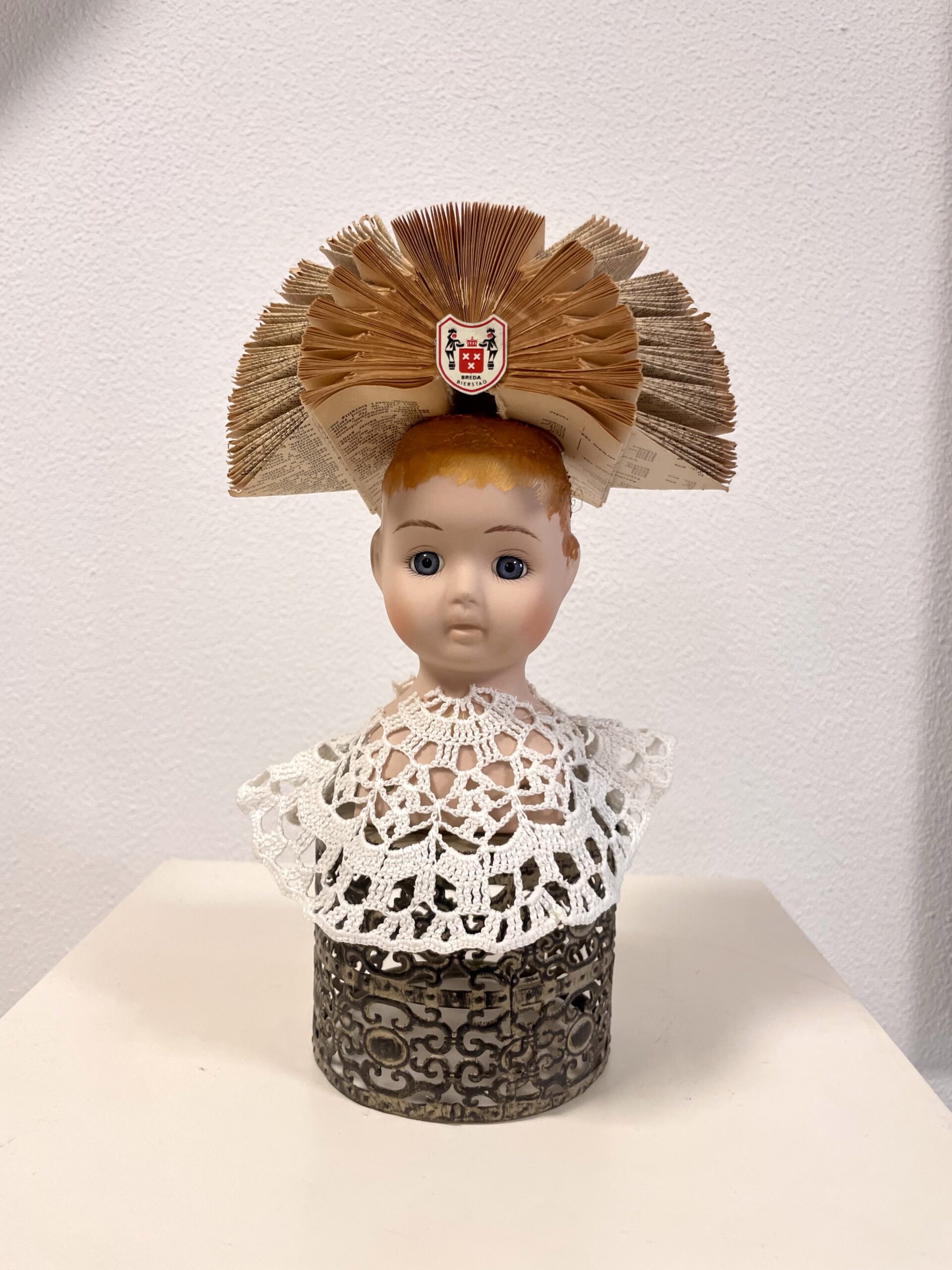 Kunst: Girl with crochet collar van kunstenaar Frida Badoux