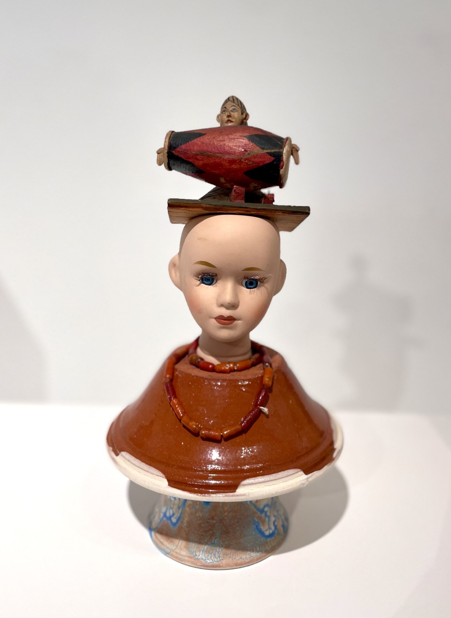Kunst: Doll with vase hat van kunstenaar Frida Badoux