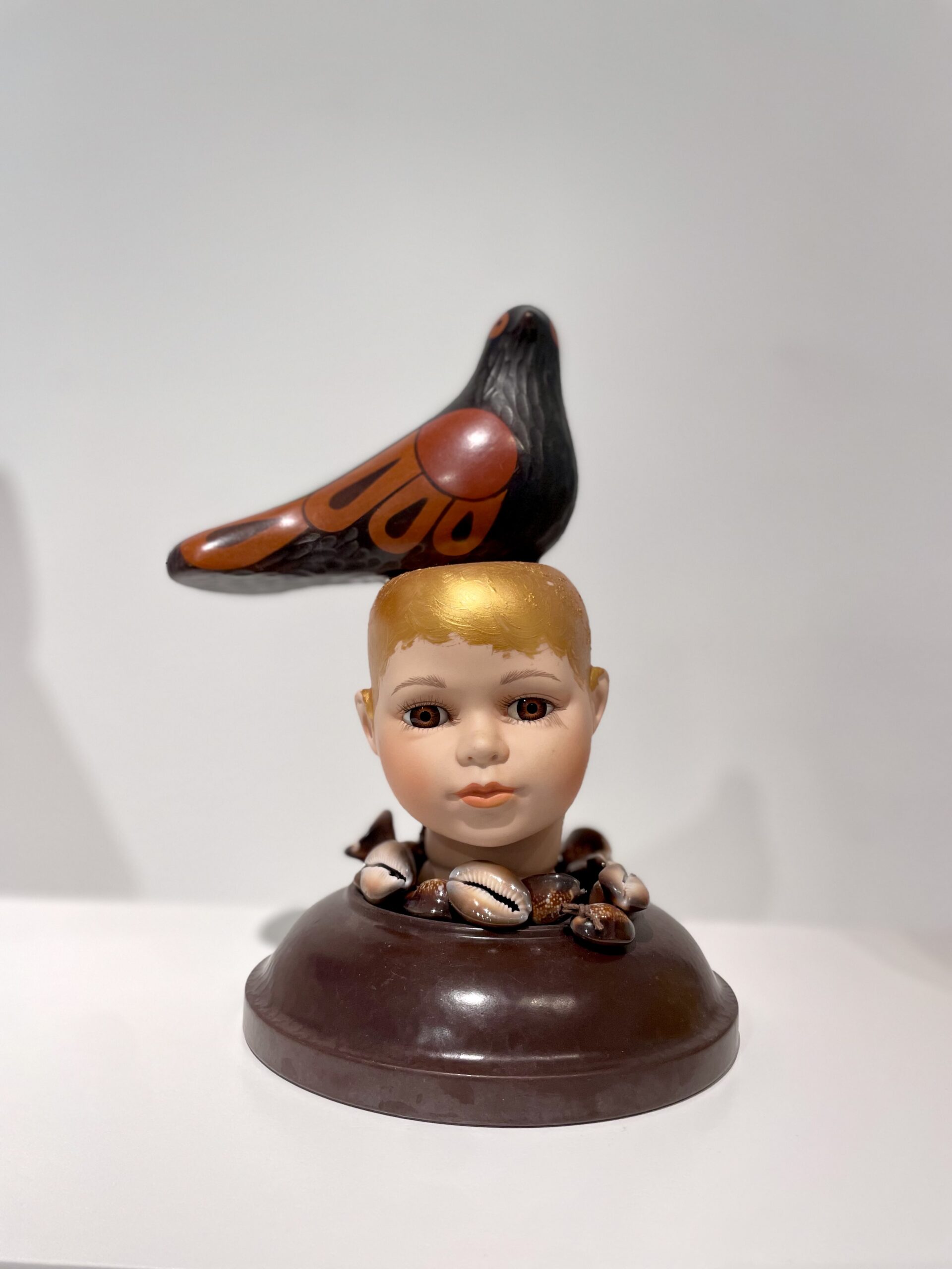 Kunst: Girl with the pigeon van kunstenaar Frida Badoux