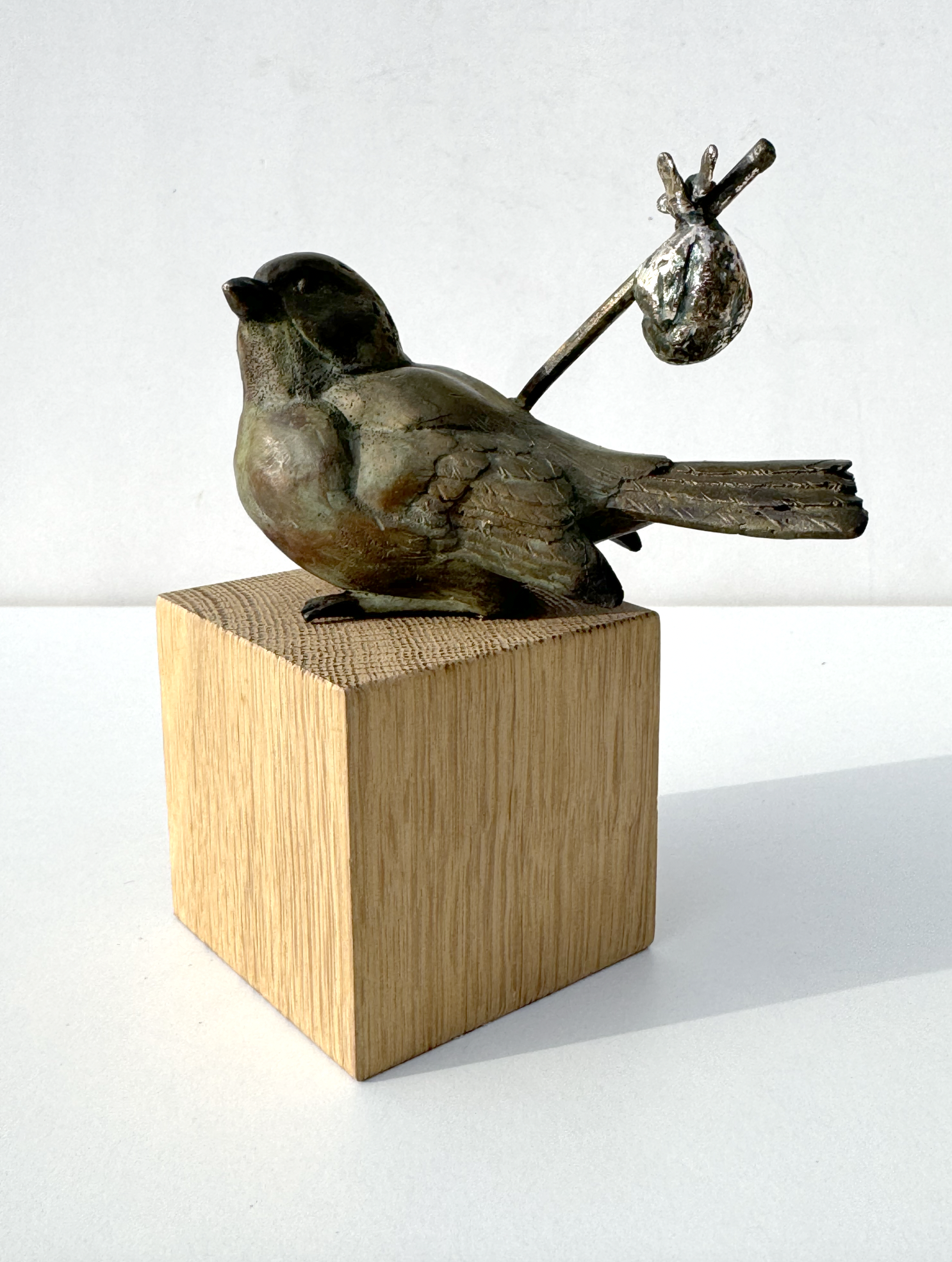 Kunst: vogel m ‘knapzakje’ van kunstenaar Tonny de  Brouwer