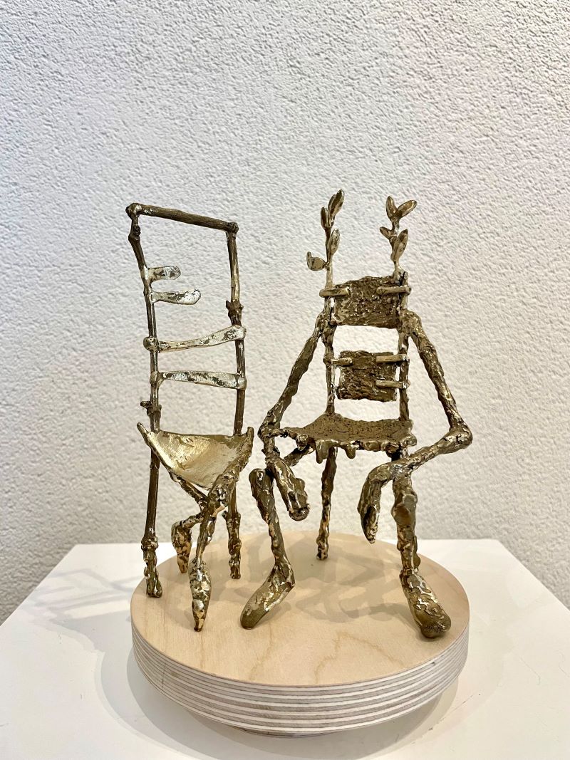 Kunst: stoeltjespaar goud van kunstenaar Tonny de  Brouwer