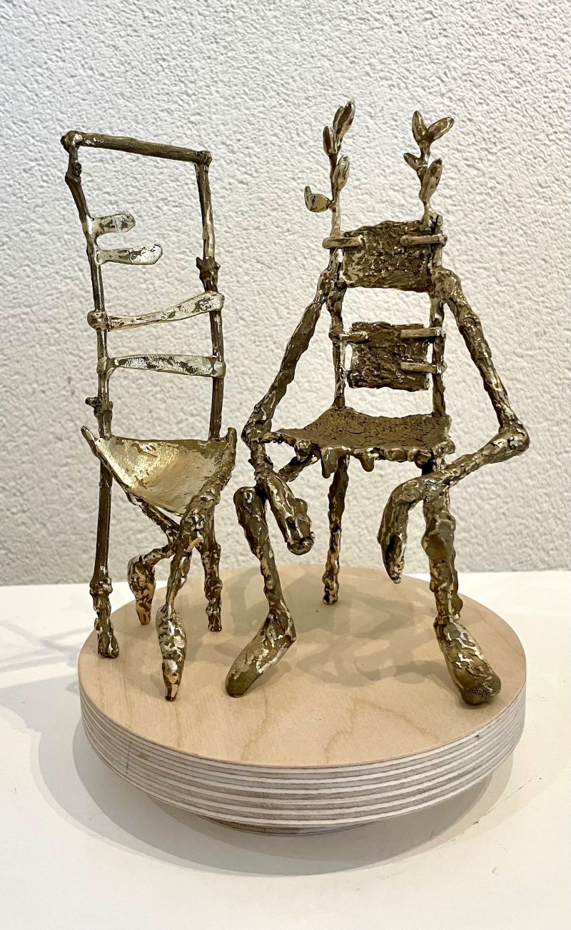 Kunst: stoeltjespaar goud van kunstenaar Tonny de  Brouwer