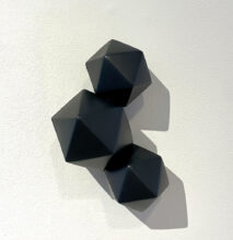 Kunst: Icosahedron black  III van kunstenaar Mo Cornelisse