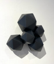 Kunst: Icosahedron black  V van kunstenaar Mo Cornelisse