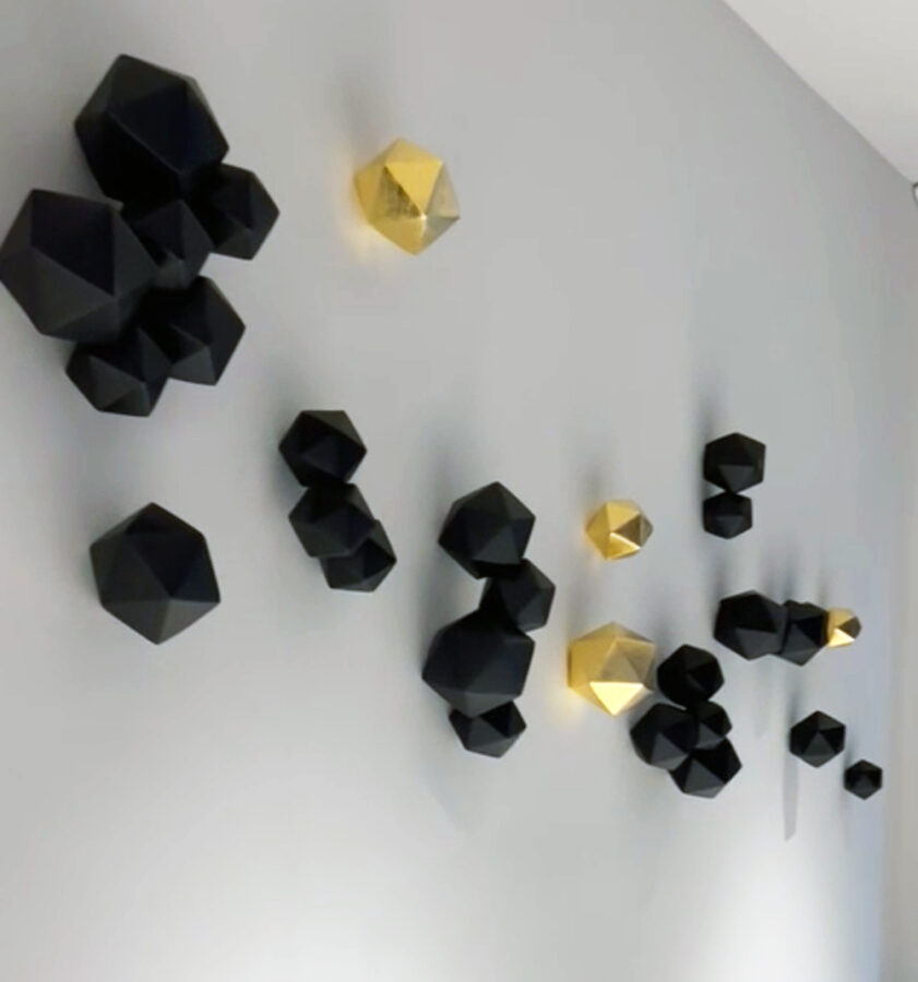Kunst: Icosahedron I gold van kunstenaar Mo Cornelisse