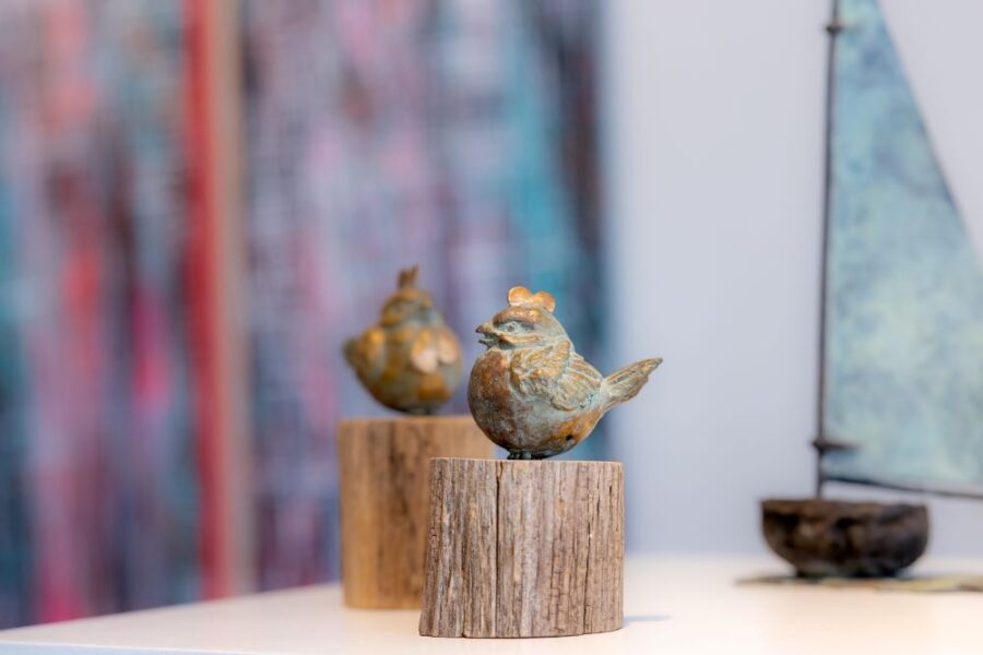 Kunst: vogeltje hartjeskam van kunstenaar Tonny de  Brouwer