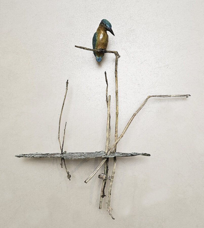 Kunst: Kingfisher on reeds above pond van kunstenaar Chris Gadiot