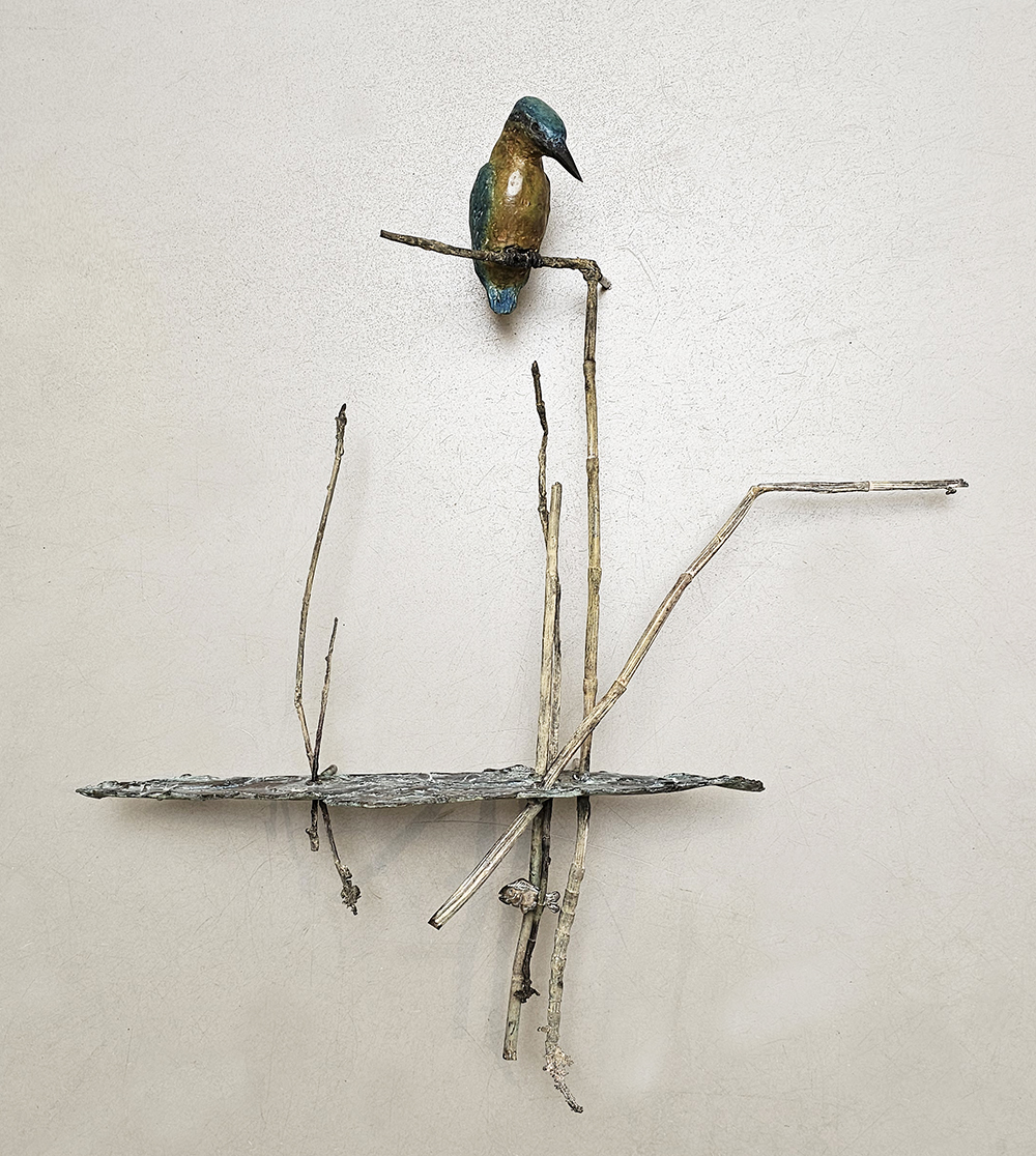 Kunst: IJsvogel op riet boven waterpartij van kunstenaar Chris Gadiot
