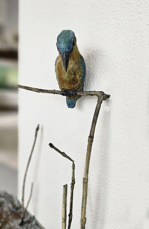 Kunst: Kingfisher on reeds above pond van kunstenaar Chris Gadiot