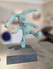 Kunst: Bronzen Knuffel (oren laag) van kunstenaar Babette Degraeve