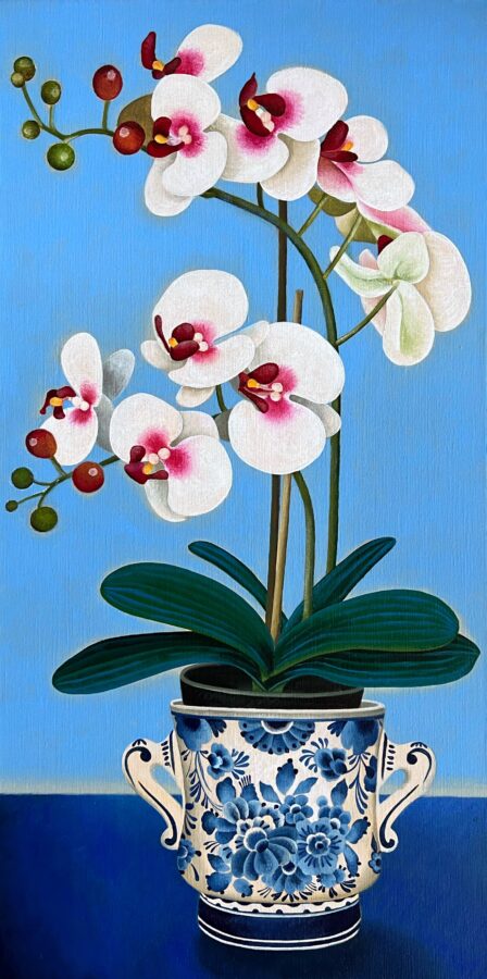 Kunst: Orchid in Delft Blue pot I van kunstenaar Yvonne Zomerdijk