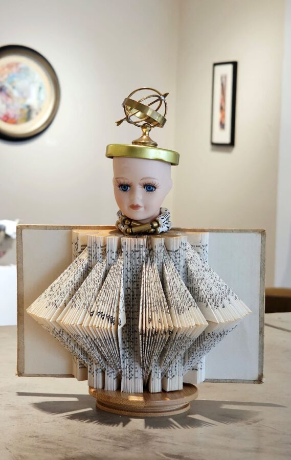 Kunst: Bookdress Girl with Sundial van kunstenaar Frida Badoux