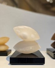 Kunst: 2 Piedras albast wit van kunstenaar Angelo Moyano