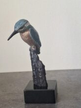 Kunst: Ijsvogel op hout uniek beeldje van kunstenaar Tina Lintvelt