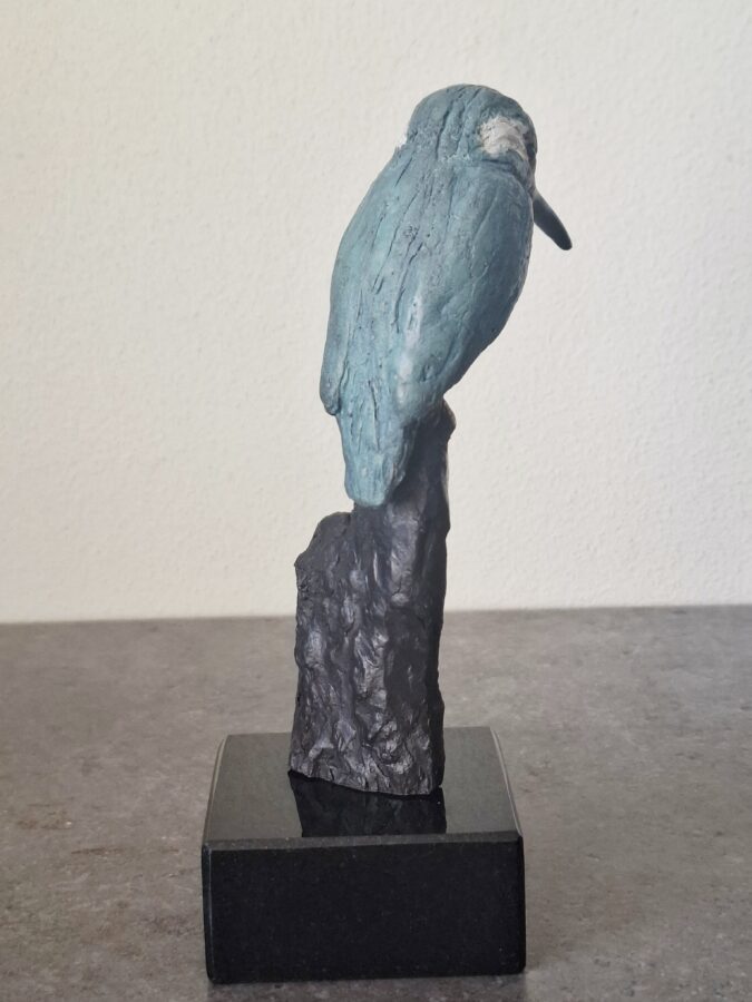 Kunst: Ijsvogel op hout uniek beeldje van kunstenaar Tina Lintvelt