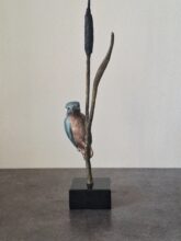 Kunst: Ijsvogel op rietstengel uniek beeldje van kunstenaar Tina Lintvelt