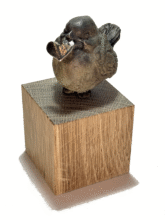 Kunst: minivogeltje met gouden hartje van kunstenaar Tonny de  Brouwer